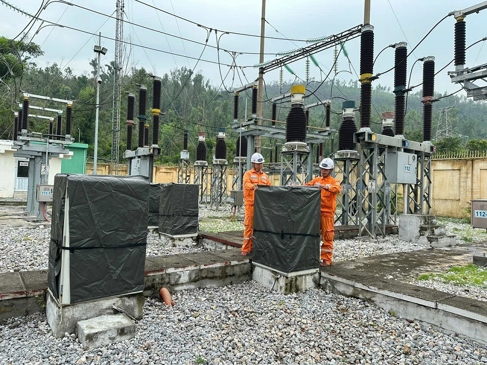 Công nhân TBA 110 kV Giếng Đáy_Pc Quảng Ninh thực hiện chằng chống thiết bị, phòng chống cơn bão số 3