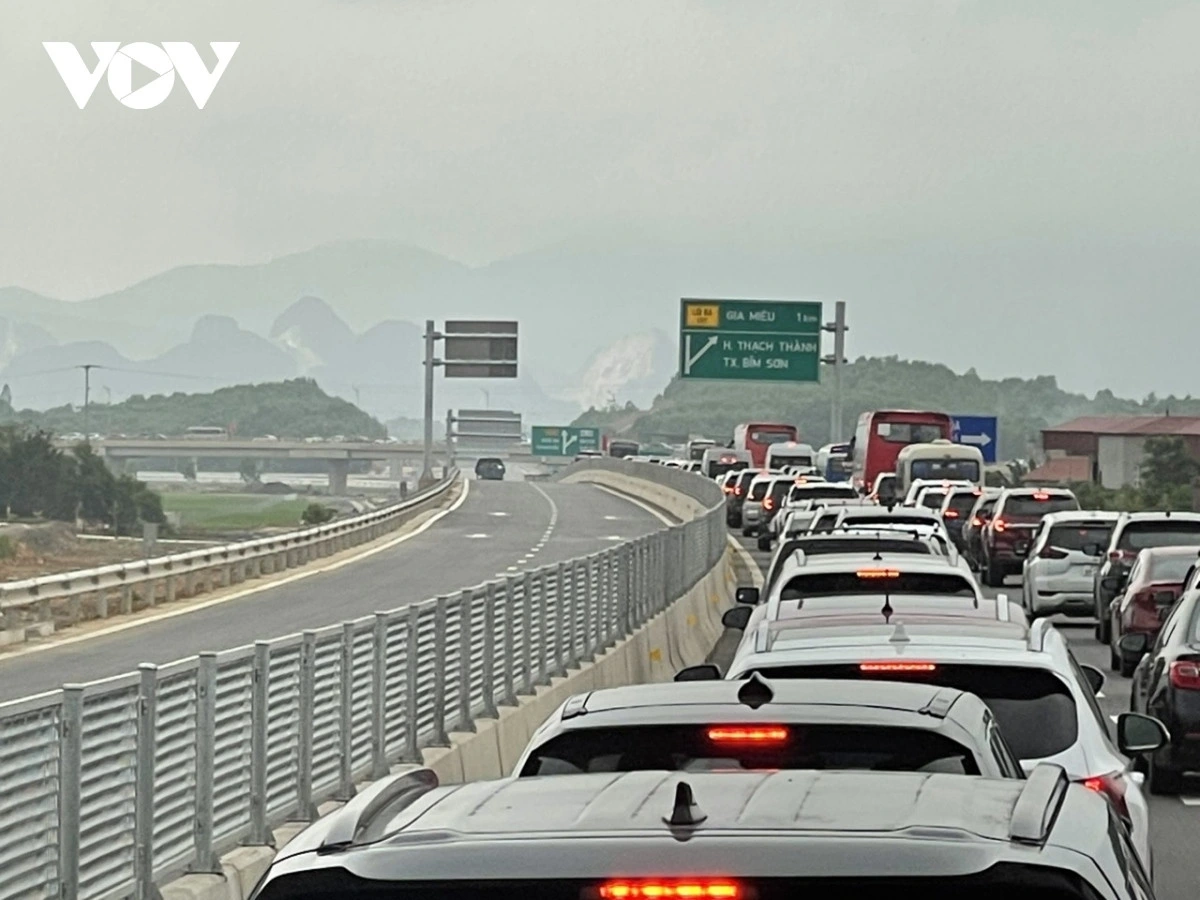 Cao tốc Mai Sơn - Quốc lộ 45 mới đi vào hoạt động nhưng do chỉ có 2 làn xe, không có làn dừng khẩn cấp, chưa đạt tiêu chuẩn cao tốc nên liên tục ùn tắc.