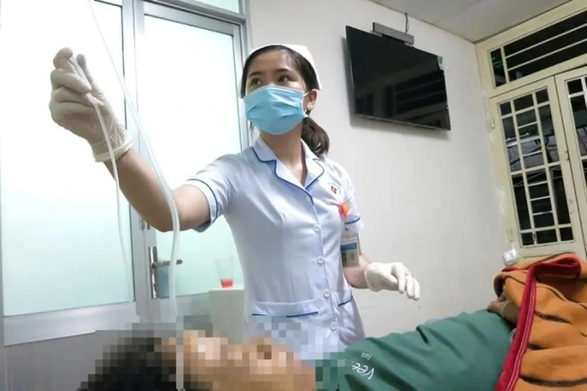 Nam thanh niên bị đa chấn thương nghi do bạn gái quen qua mạng lừa sang Campuchia. Ảnh: BVCC
