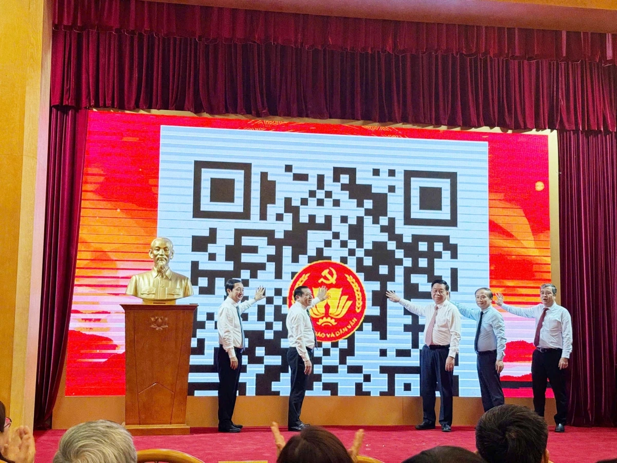 Các đại biểu làm lễ khai trương hệ thống thông tin tuyên giáo và dân vận