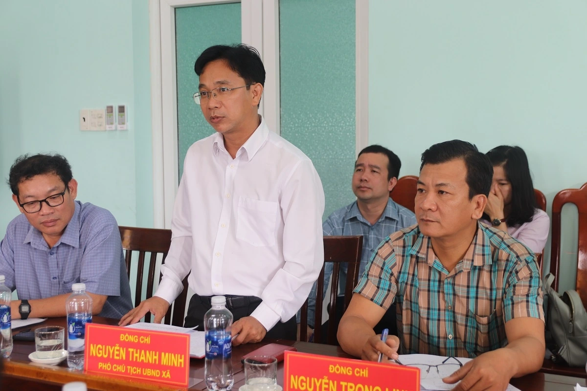 Đại diện lãnh đạo địa phương nêu những khó khăn, vướng mắc sau gần 1 tháng vận hành xã mới - Ảnh: T.L