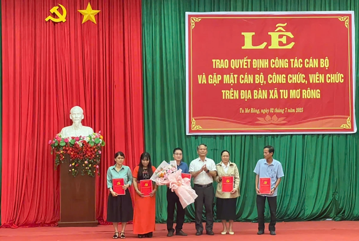 Xã Tu Mơ Rông, tỉnh Quảng Ngãi trao quyết định về công tác cán bộ