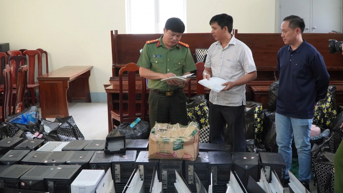 Đại tá Vũ Văn Đấu, Giám đốc Công an tỉnh Điện Biên kiểm tra tang vật và kịch bản lừa đảo thu giữ được trong Chuyên án 625T