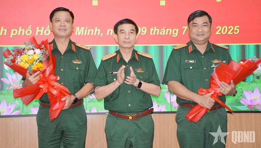 Đại tướng Phan Văn Giang tặng hoa chúc mừng Trung tướng Nguyễn Trường Thắng và Thiếu tướng Lê Xuân Thế. (Ảnh: QĐND)