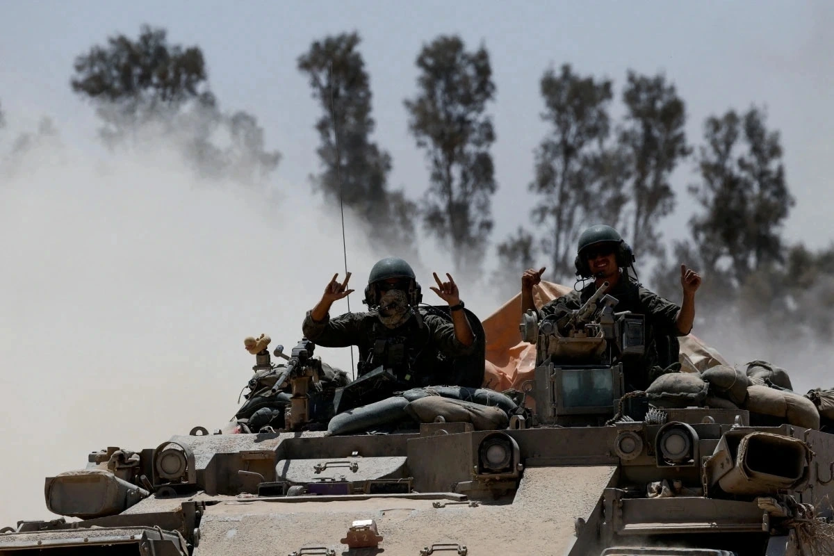 Xe quân sự di chuyển từ phía Israel của biên giới Israel- Gaza vào Gaza (Ảnh: Reuters)