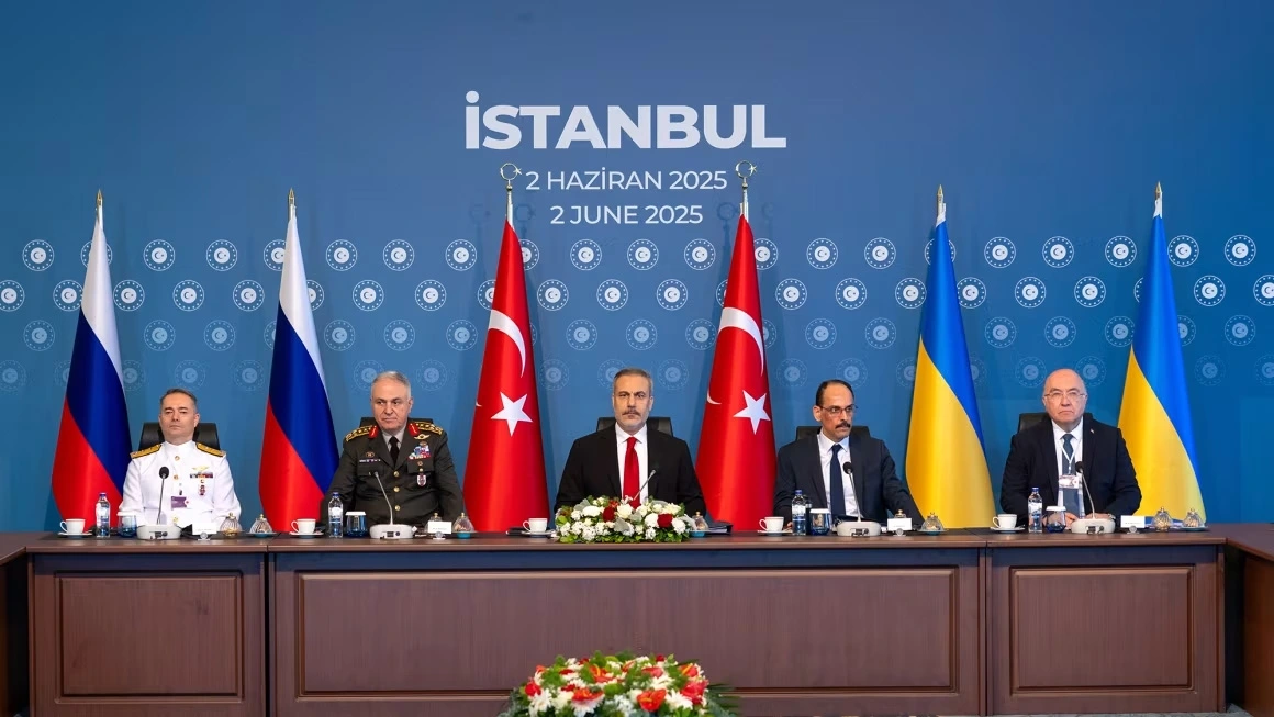 Ngoại trưởng Thổ Nhĩ Kỳ Hakan Fidan (giữa) chủ trì cuộc đàm phán Nga-Ukraine tại Istanbul ngày 2/6/2025. Ảnh: Anadolu