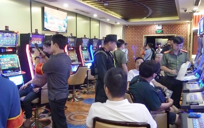 Lực lượng chức năng đột kích, triệt phá "ổ đánh bạc" King Club. (Ảnh: Công an cung cấp)