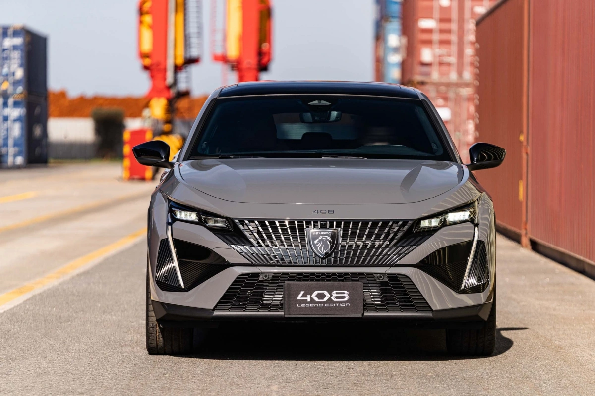 Xe vẫn được thiết kế dựa trên New Peugeot 408, và giữ nguyên DNA đặc trưng: kiểu dáng SUV Coupé thể thao, thiết kế sắc sảo, hiệu suất vượt trội và cảm giác lái đầy cảm xúc.
