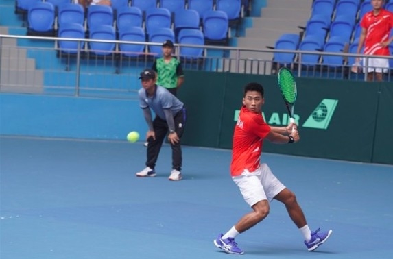 Vu Ha Minh Duc returns a ball to Maximus Jones of Thailand during their singles match at the Davis Cup Asia/Oceania Group III 2025 Pool A on July 14 in Bac Ninh province.
(Photo: VTF)