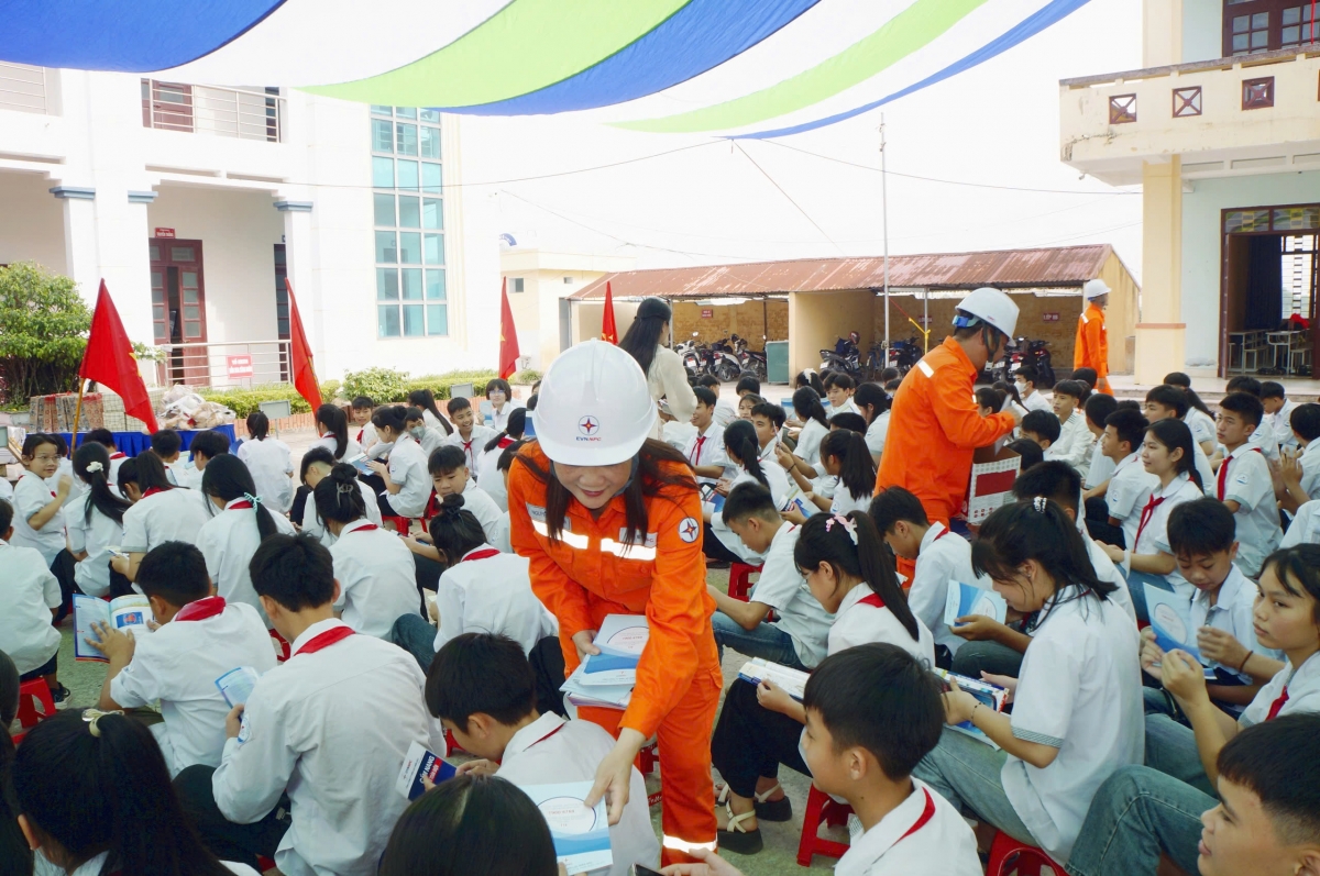 Đẩy mạnh tuyên truyền sử dụng điện an toàn, tiết kiệm, hiệu quả tại các trường học. Ảnh: CTV