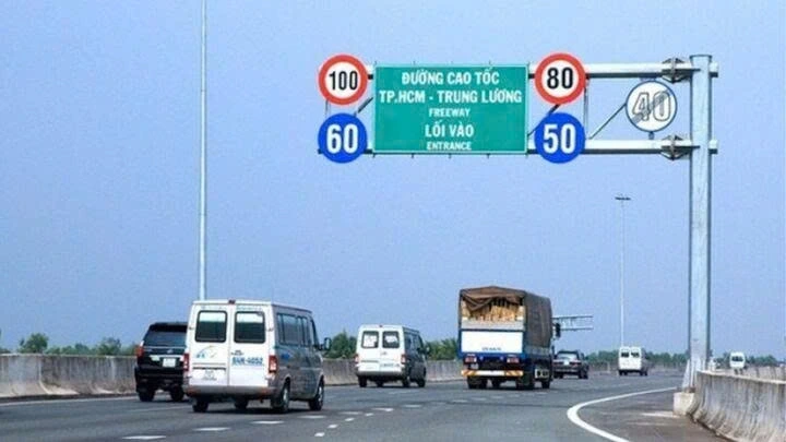 Nhiều người dân ủng hộ việc sơn tốc độ lên mặt đường, bởi việc nhìn biển báo vào ban đêm, hay không có đèn phản quang đôi khi khó khăn. (Ảnh minh họa)