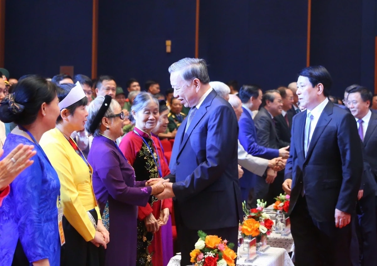 Tổng Bí thư Tô Lâm, Chủ tịch nước Lương Cường thăm hỏi các đại biểu tại Hội nghị gặp mặt người có công, nhân chứng lịch 2025 - Ảnh (Nguồn: BTC hội nghị)