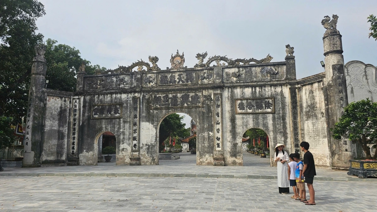 Nghi môn đền Kiếp Bạc (khu di tích quốc gia đặc biệt Côn Sơn - Kiếp Bạc)