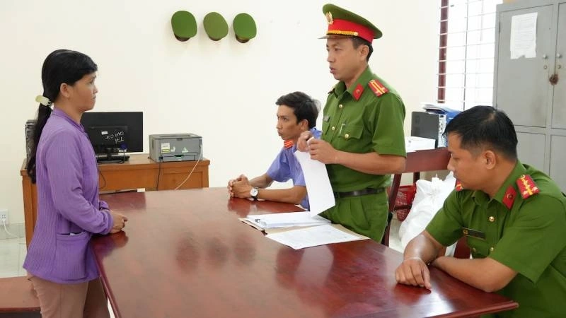 Cơ quan CSĐT Công an tỉnh Đồng Tháp tống đạt quyết định khởi tố Nguyễn Thị Oanh.