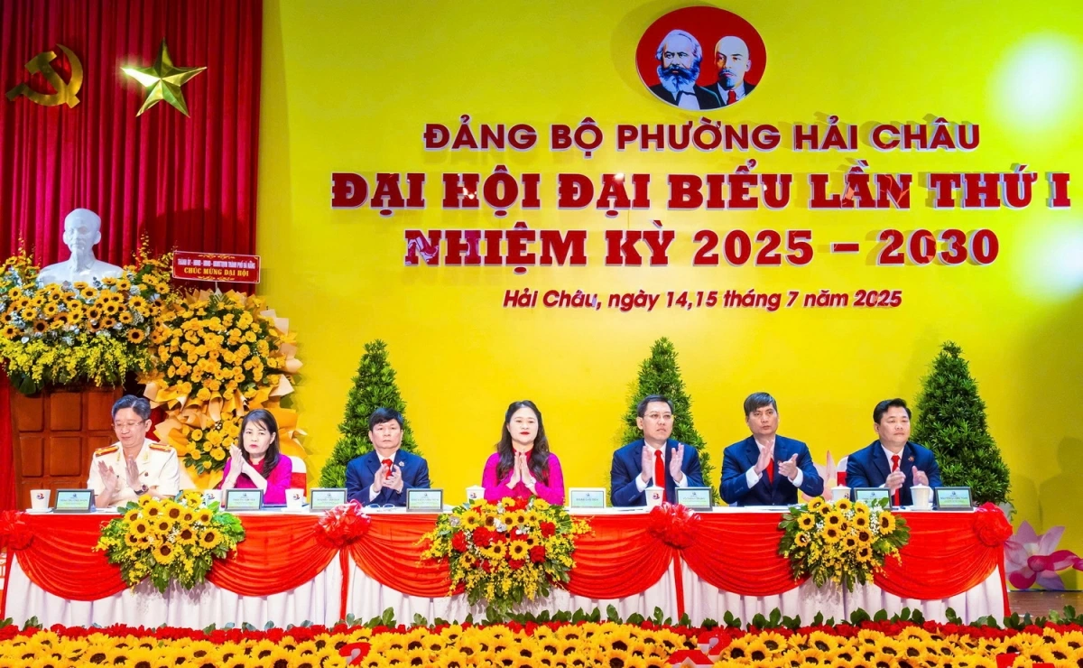 Đoàn Chủ tịch Đại hội.