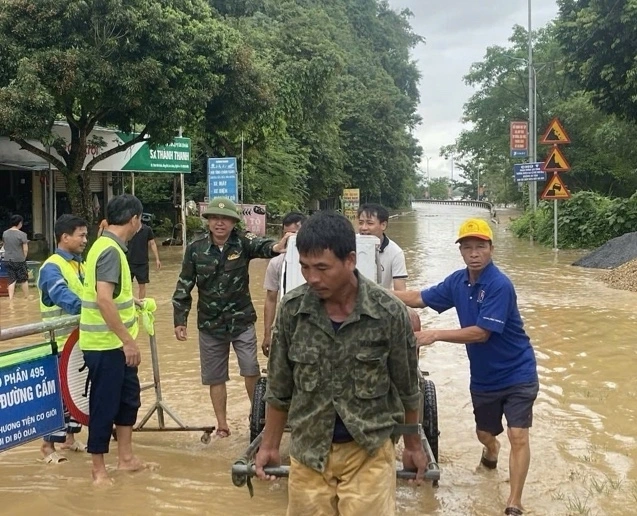 Các lực lượng tại chỗ hỗ trợ người dân di chuyển đồ đạc.