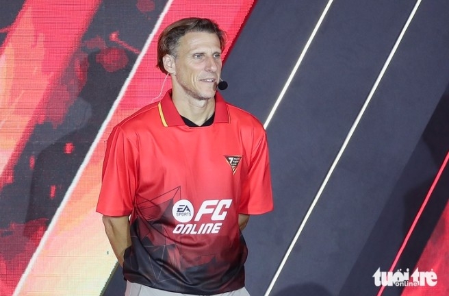  Diego Forlán speaks at the event (Photo: thanhnien.vn)
