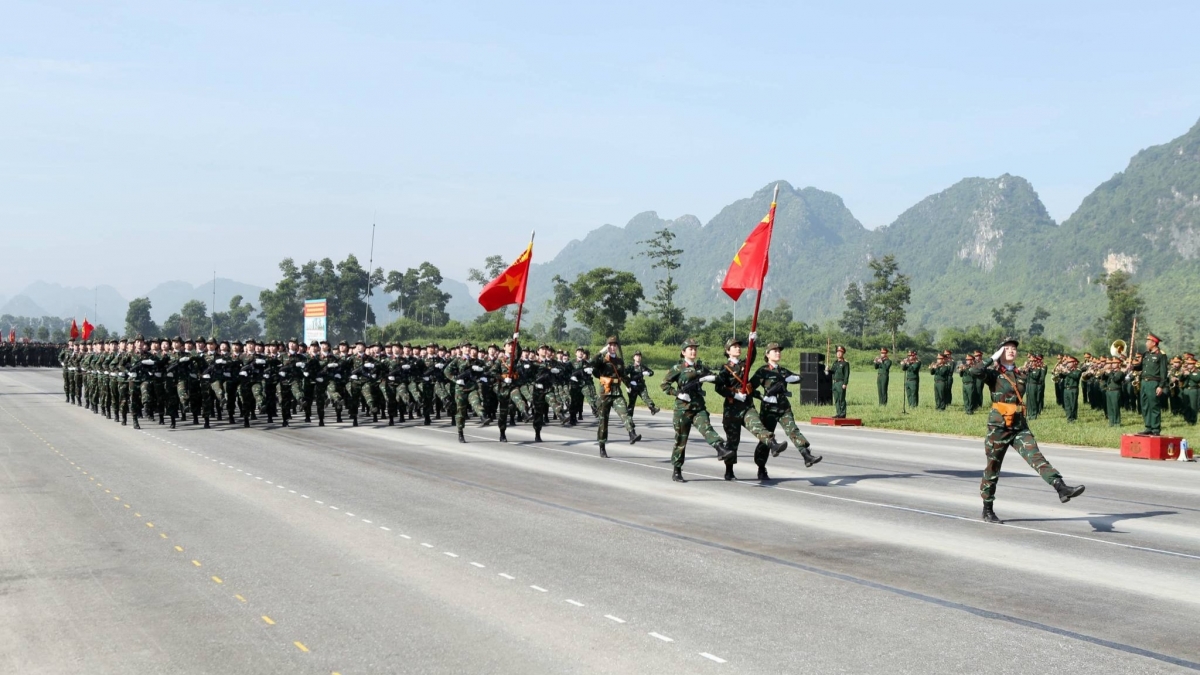 Đại úy Cồ Phương Thanh (người vác quân kỳ, hàng 3 người trong buổi hợp luyện cụm ngày 9/7.
