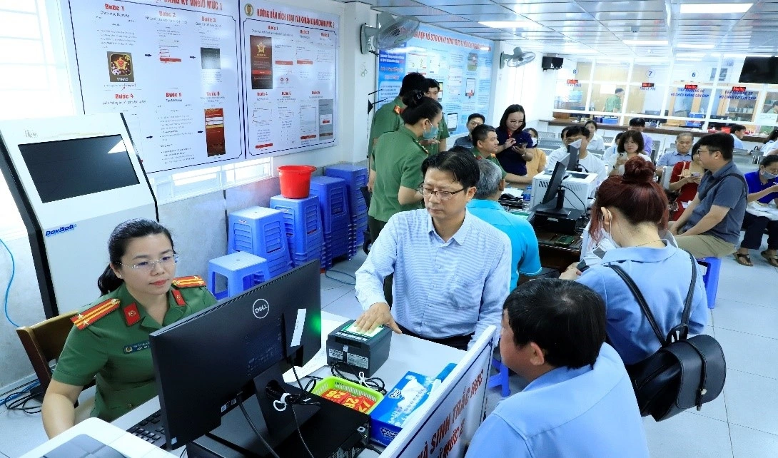 Cấp định danh điện tử cho người nước ngoài làm doanh nghiệp FDI (Ảnh: Công an tỉnh Đồng Nai)
