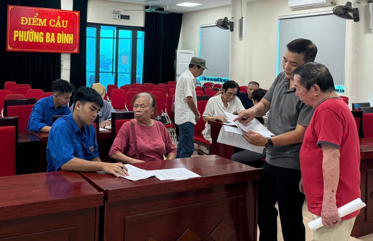 Phong trào “Bình dân học vụ số” được lan tỏa tới người dân phường Ba Đình, Hà Nội (Ảnh: Đoàn phường Ba Đình cung cấp)