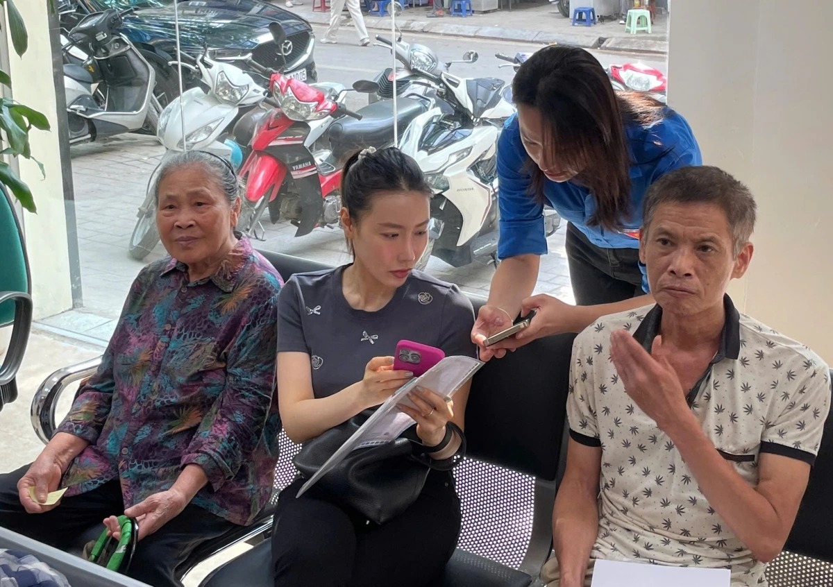 Nhiều người cao tuổi cảm thấy tự tin và cuộc sống thú vị hơn khi biết sử dụng và ứng dụng công nghệ trong cuộc sống hằng ngày. (Ảnh: Đoàn phường Ba Đình cung cấp)