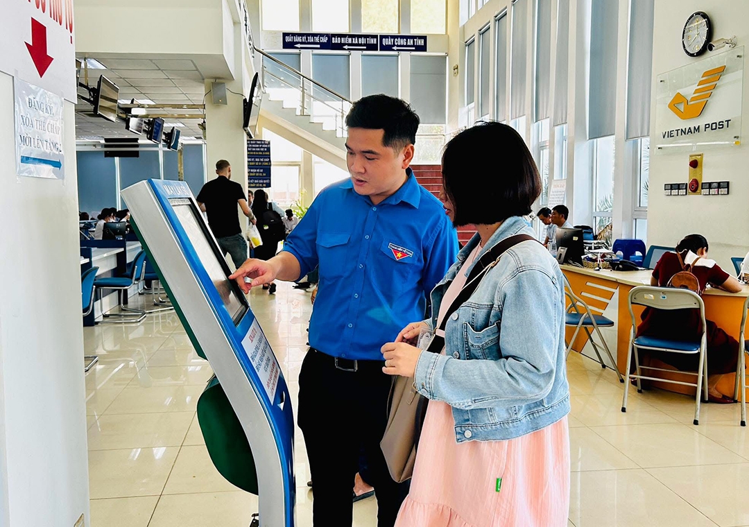 Đoàn viên, thanh niên hỗ trợ người dân đăng ký thủ tục bằng máy tại Trung tâm phục vụ hành chính công tỉnh Quảng Ngãi.