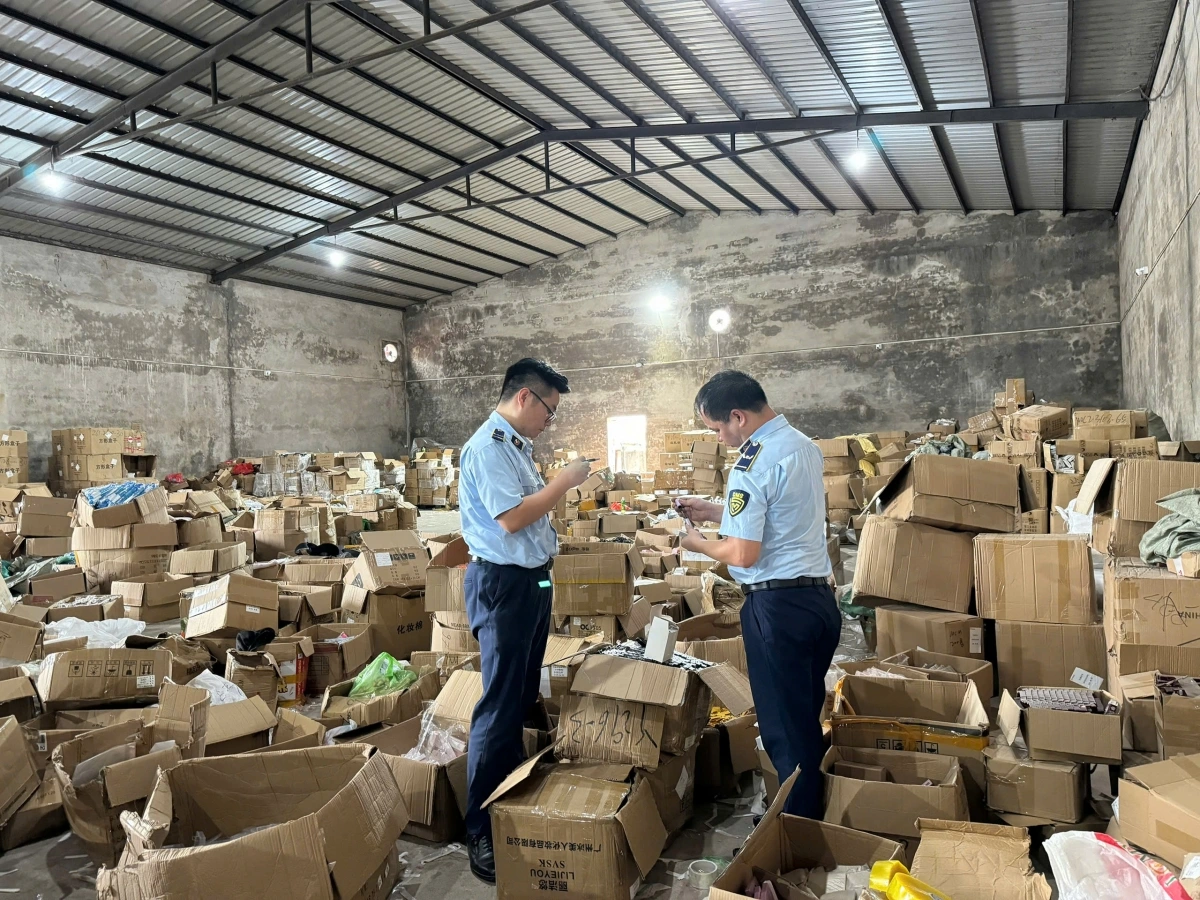 Đội Quản lý thị trường số 1 khám kho hàng tại Phường Móng Cái 2.