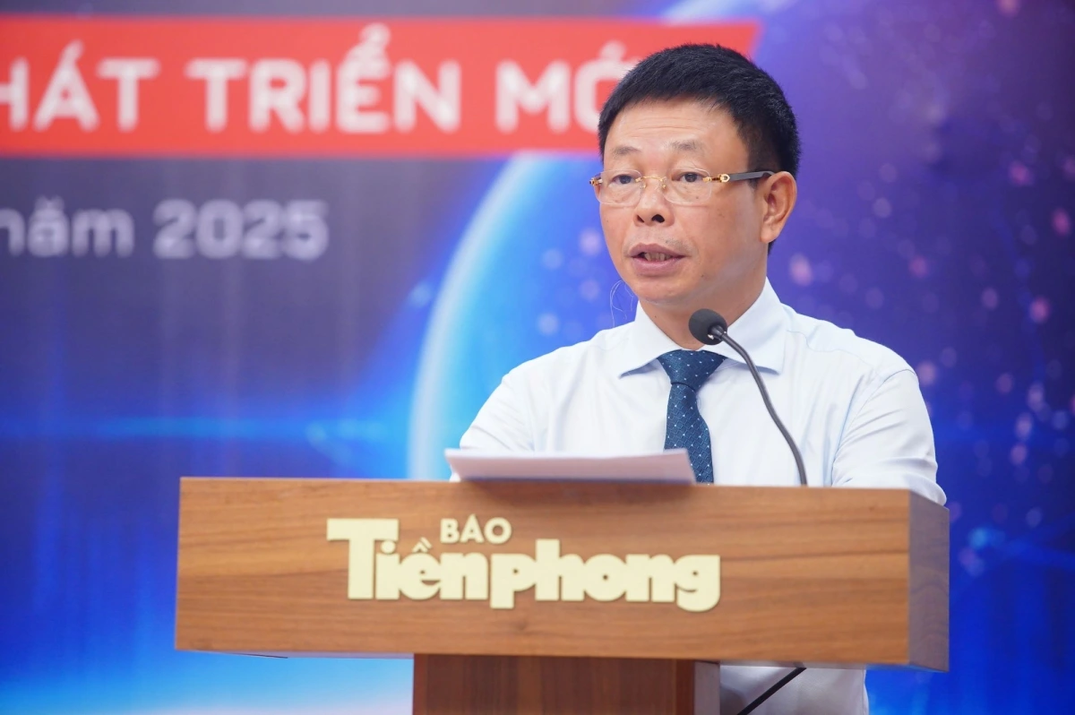 Nhà báo Phùng Công Sưởng, Tổng Biên tập báo Tiền Phong chia sẻ tại tọa đàm (Ảnh: Ban tổ chức)