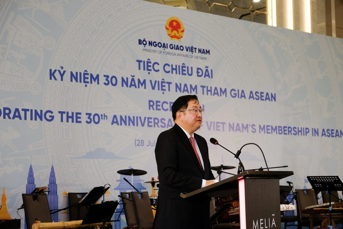 Đại sứ Malaysia tại Việt Nam Dato’ Tan Yang Thai phát biểu tại tiệc chiêu đãi. Ảnh: Dương Nguyễn