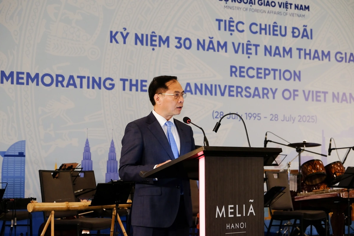 Phó Thủ tướng, Bộ trưởng Bộ Ngoại giao Bùi Thanh Sơn phát biểu tại tiệc chiêu đãi. Ảnh: Dương Nguyễn