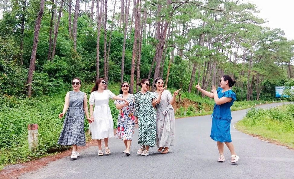 Du khách thích thú với khí hậu mát mẻ của vùng đất miền núi Khánh Sơn, tỉnh Khánh Hòa.