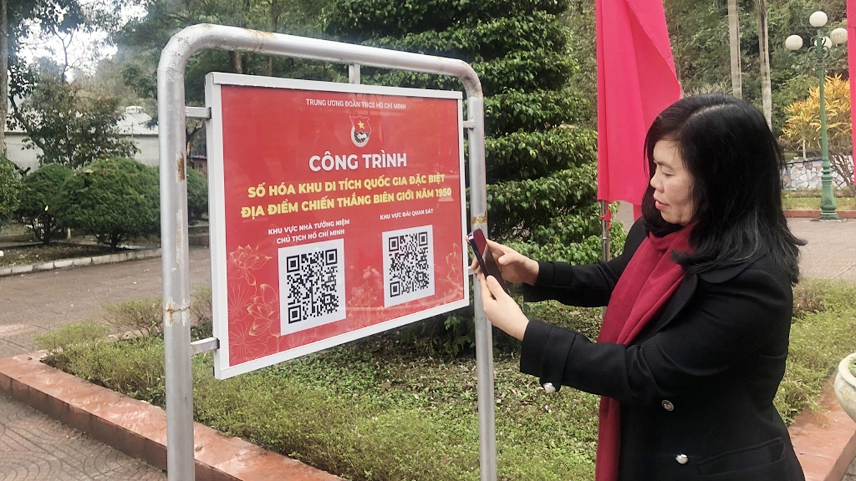 Du khách tìm hiểu thông tin qua mã QR. (Ảnh: DLĐB)