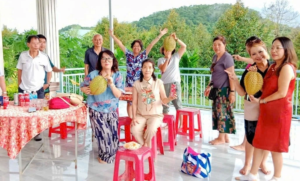Du khách hào hứng thưởng thức sầu riêng Khánh Sơn, Khánh Hòa (ảnh Quốc Đệ)