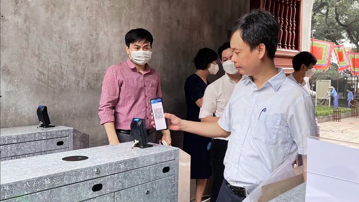 Khách sử dụng mã QR tham quan Văn Miếu. (Ảnh: vanmieu.org.vn)