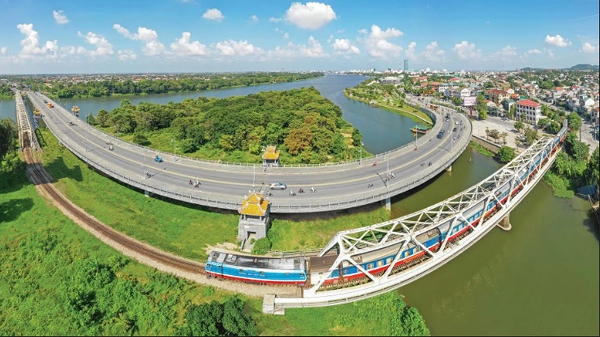 Xu thế du lịch "chậm" để tăng cơ hội trải nghiệm và khám phá Việt Nam đang khiến các hành trình du lịch bằng tàu hỏa "nóng" lên trong mùa hè 2025. (Ảnh: ĐSVN).