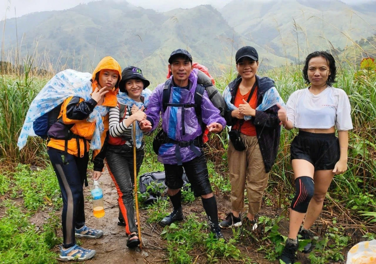 Du khách leo núi tại Khánh Sơn, tỉnh Khánh Hòa 