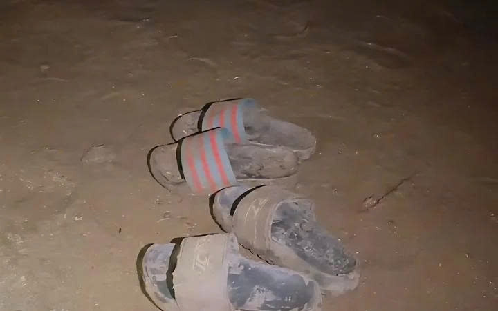 Hai đôi dép của 2 cháu bé để trên bờ rồi mất tích