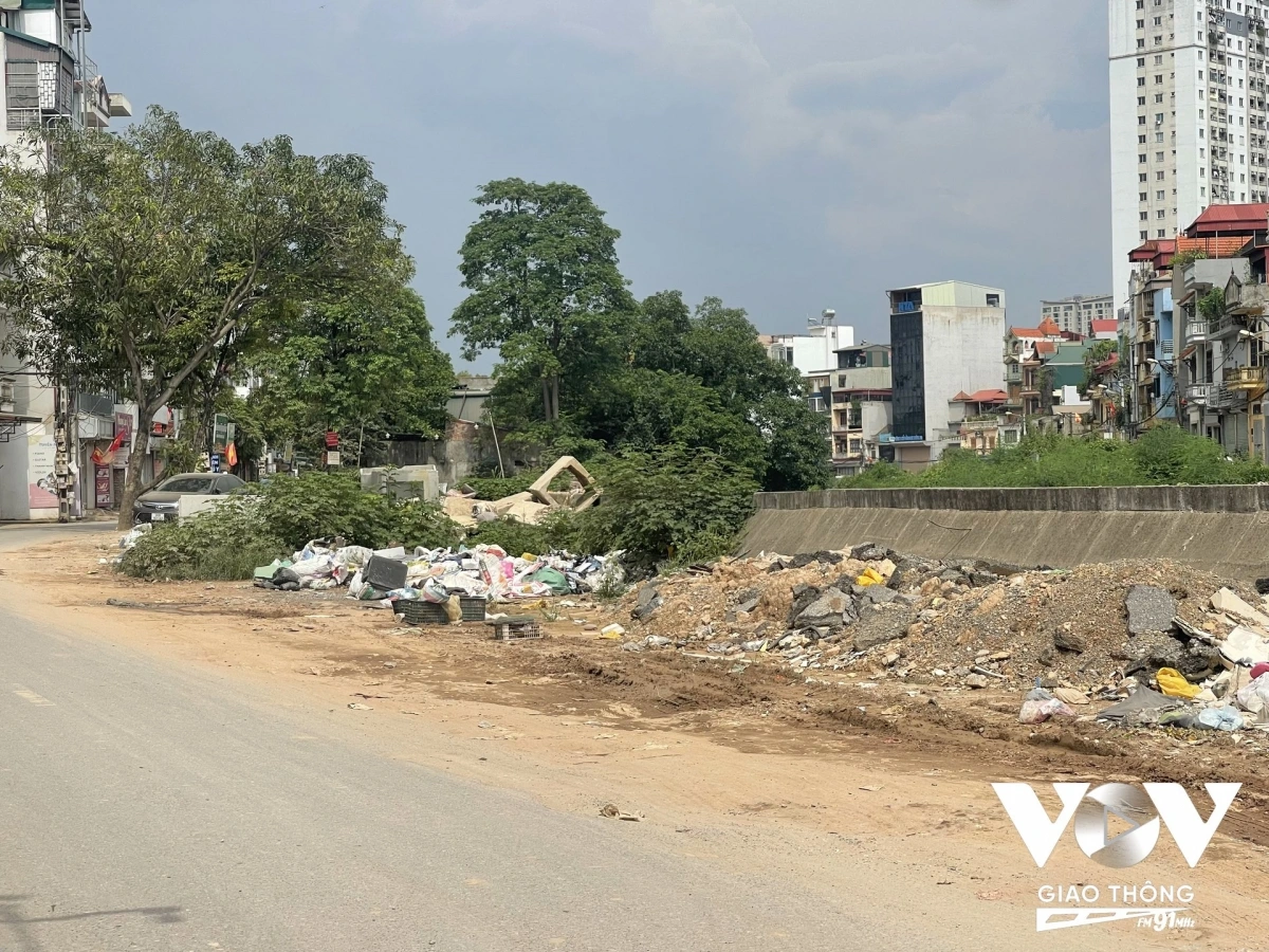 Rác thải và vật liệu vứt ngổn ngang bên đường