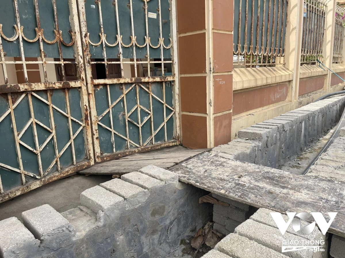 Nhiều người dân buộc phải bắc cầu tạm nêu muốn vào nhà
