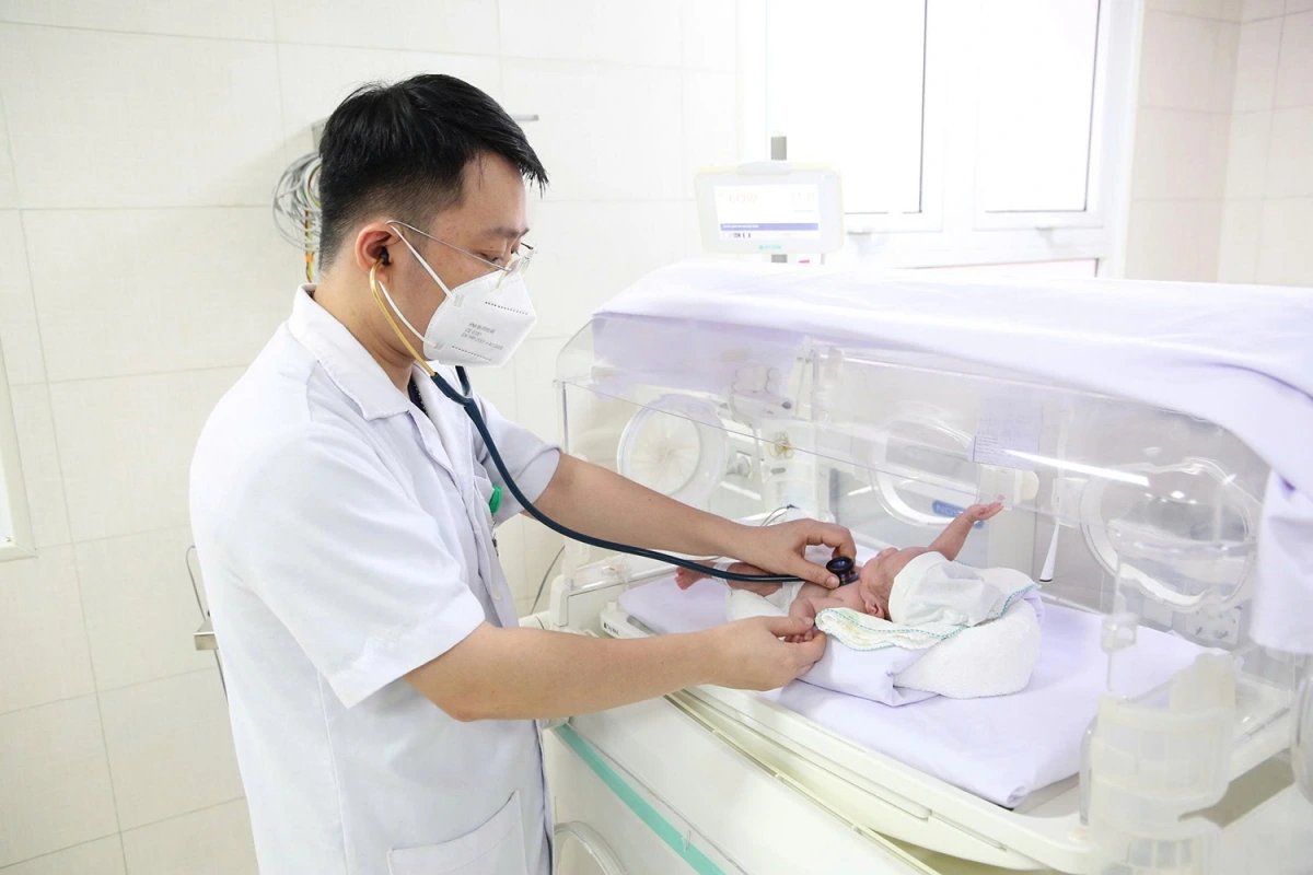 BSCKII. Nguyễn Đức Hậu – Trưởng khoa Sơ sinh thăm khám cho bệnh nhi. Lúc này, bé đã có tiến triển rất tốt (Ảnh BVCC)