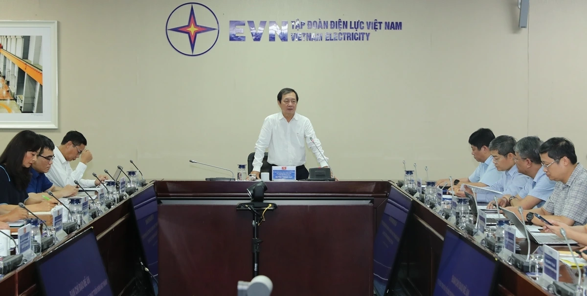 Ông Huỳnh Thành Đạt - Phó Trưởng Ban Tuyên giáo và Dân vận Trung ương, Trưởng Ban Chỉ đạo Đề án phát biểu tại buổi làm việc với EVN