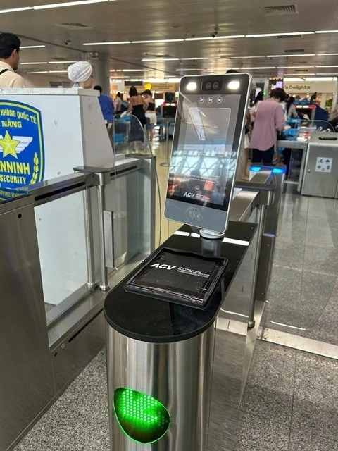 A Face ID system set up a security check-point in Da Nang International Airport. The airport is the first in Vietnam to apply completely automated service for passengers from check-in to boarding. (Photo courtesy of ACV Da Nang)