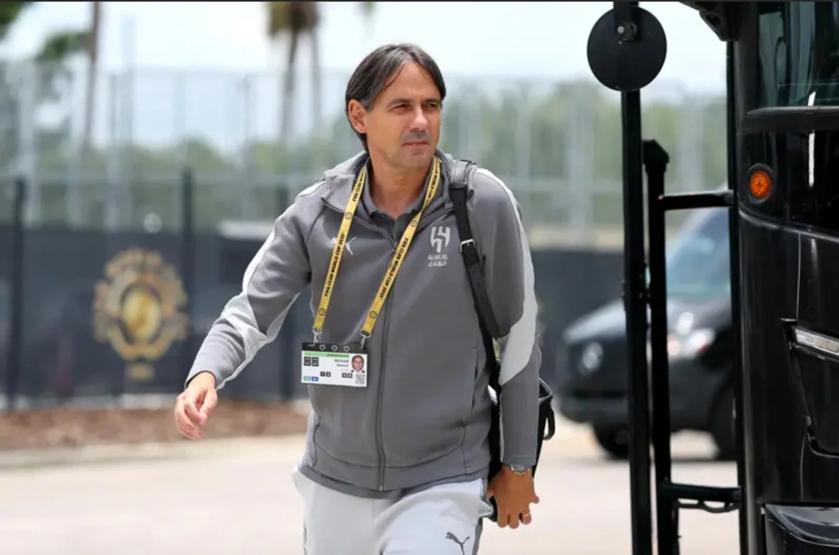 HLV Simone Inzaghi đến sân (Ảnh: FIFA)