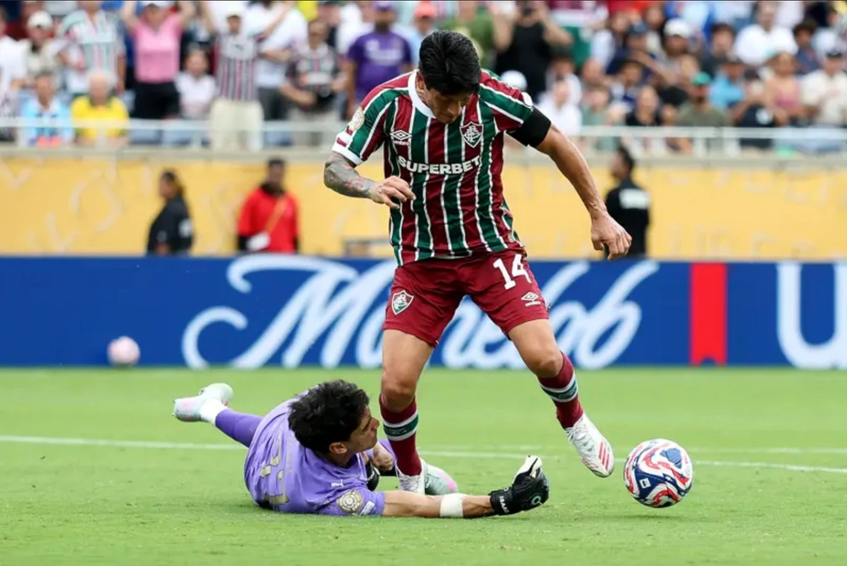 Bounou xuất sắc cản phá tình huống đối mặt với Cano (Ảnh: FIFA)