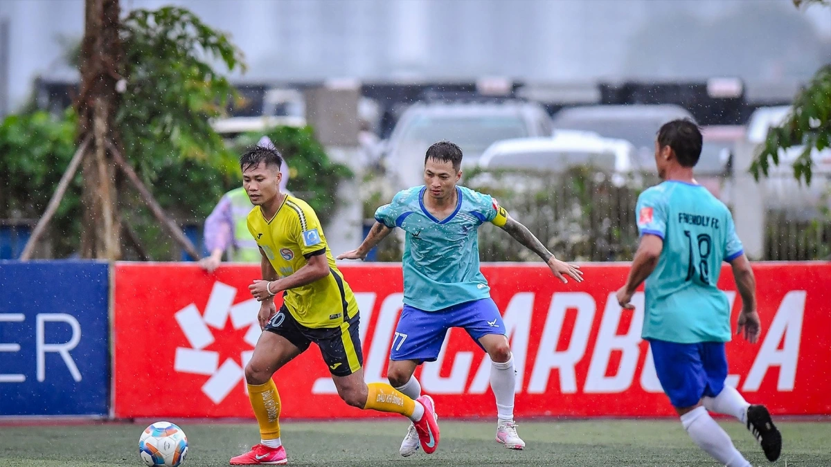 Các cầu thủ Friendly FC (xanh) chỉ có duy nhất 1 bộ áo đấu tại giải