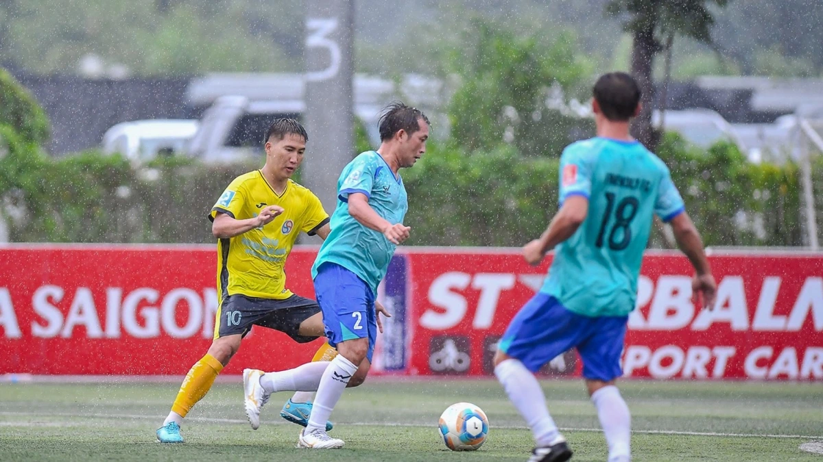 Friendly FC (xanh) là đội duy nhất không có ông bầu, không có nhà tài trợ tham dự giải bóng đá 7 người vô địch quốc gia Bia Saigon Dragon Cup (VPL-S6) 2025