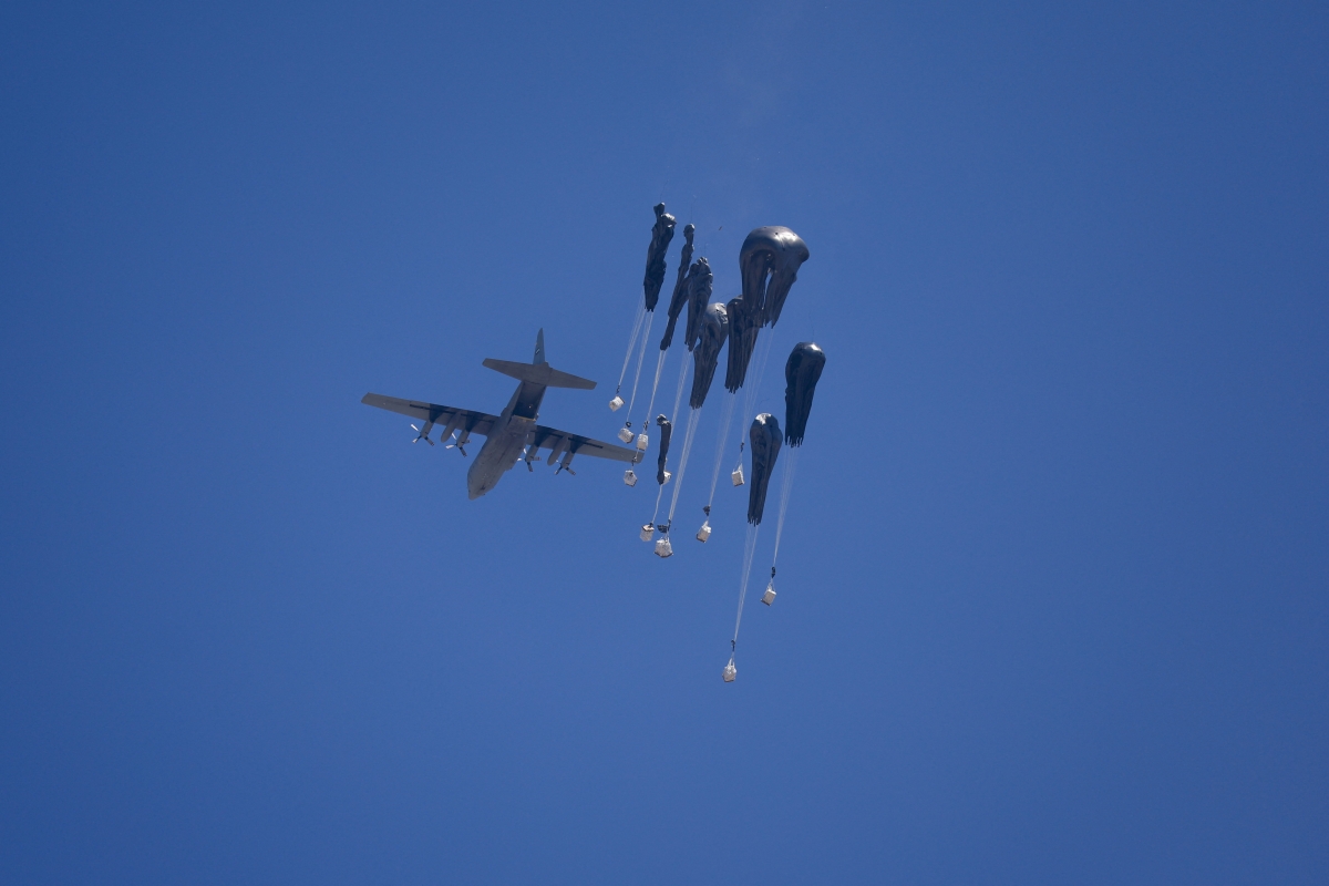 Viện trợ nhân đạo được thả bằng máy bay xuống Gaza. (Ảnh: Reuters)