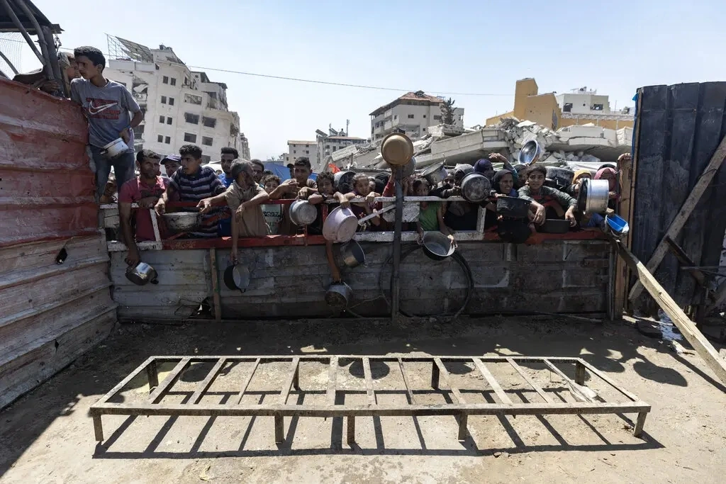 Người dân chờ nhận cứu trợ lương thực tại thành phố Gaza, ngày 23/7/2025. Ảnh: NY Times