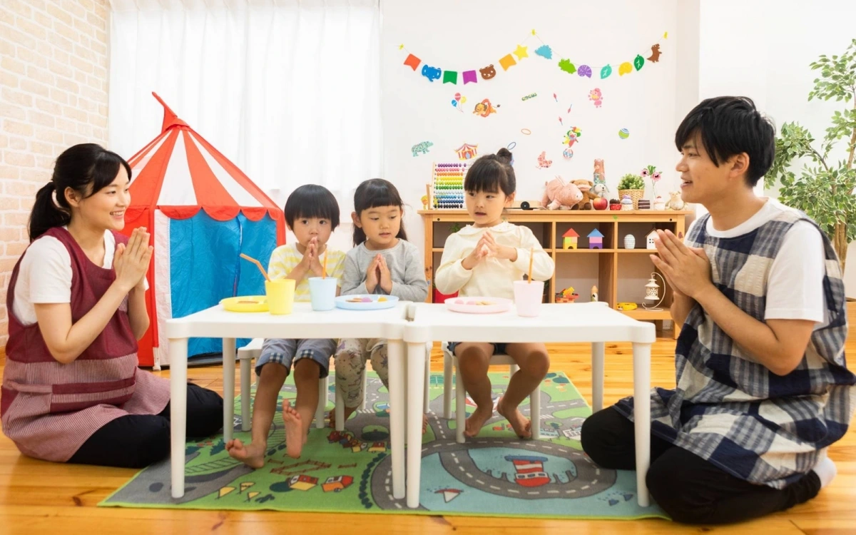 Gia đình trẻ Nhật Bản. Ảnh: Shutterstock.