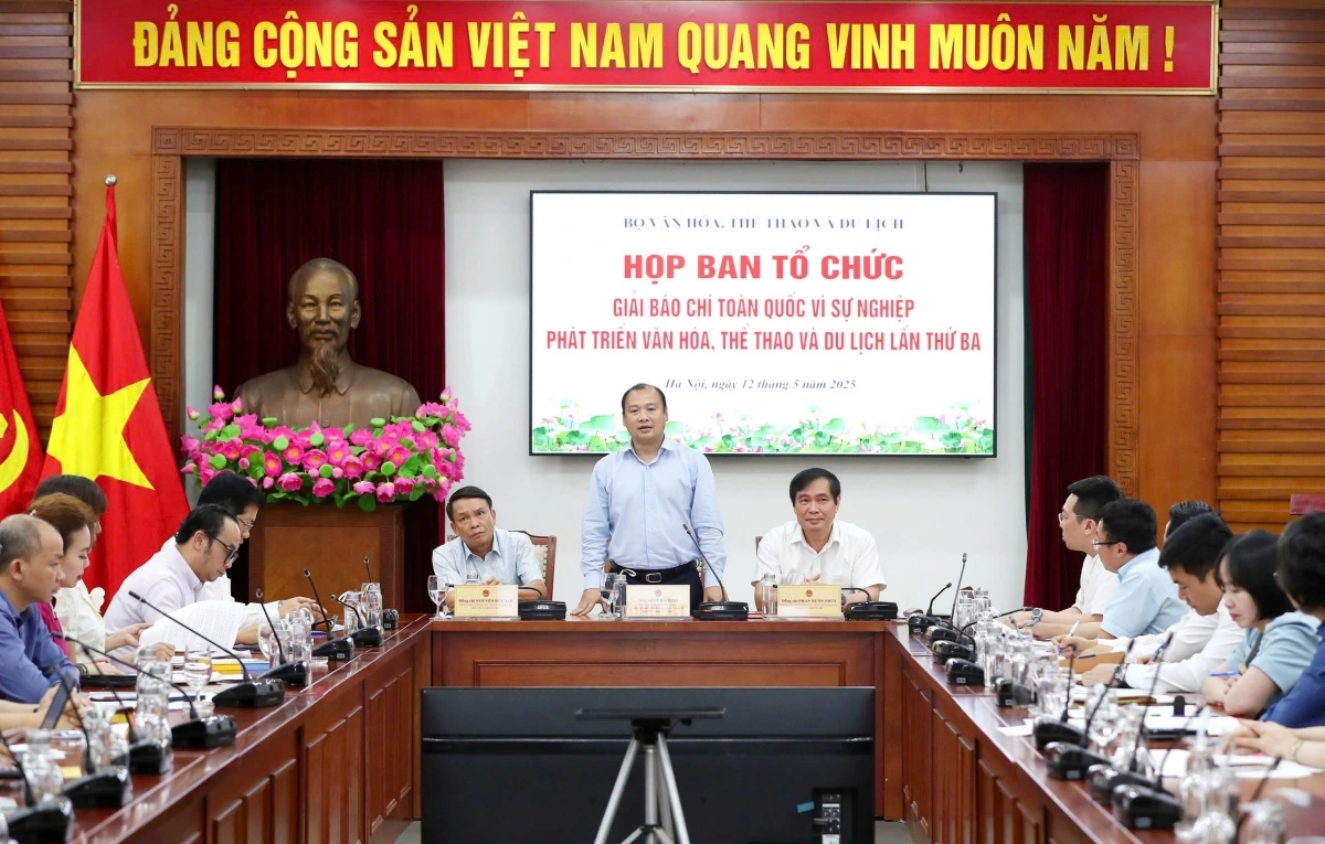 Ủy viên dự khuyết BCH Trung ương Đảng, Thứ trưởng Thường trực Bộ VHTTDL Lê Hải Bình, Trưởng Ban tổ chức đồng chủ trì cuộc họp Ban Tổ chức Giải Báo chí toàn quốc "Vì sự nghiệp phát triển Văn hoá, Thể thao và Du lịch" lần thứ Ba (nay là Giải Báo chí toàn quốc “Vì sự nghiệp phát triển Văn hóa Việt Nam” lần thứ Ba). (Ảnh: Trần Huấn).
